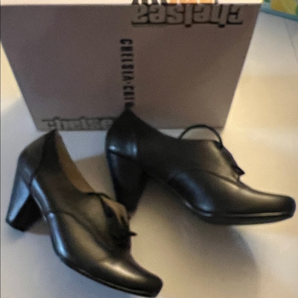 Chelsea Crew Women's sz9 Black bootie w/heel - Picture 3 of 5